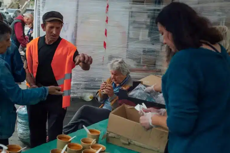 Distribution alimentaire a Lviv en Ukraine organise par World Central Kitchen