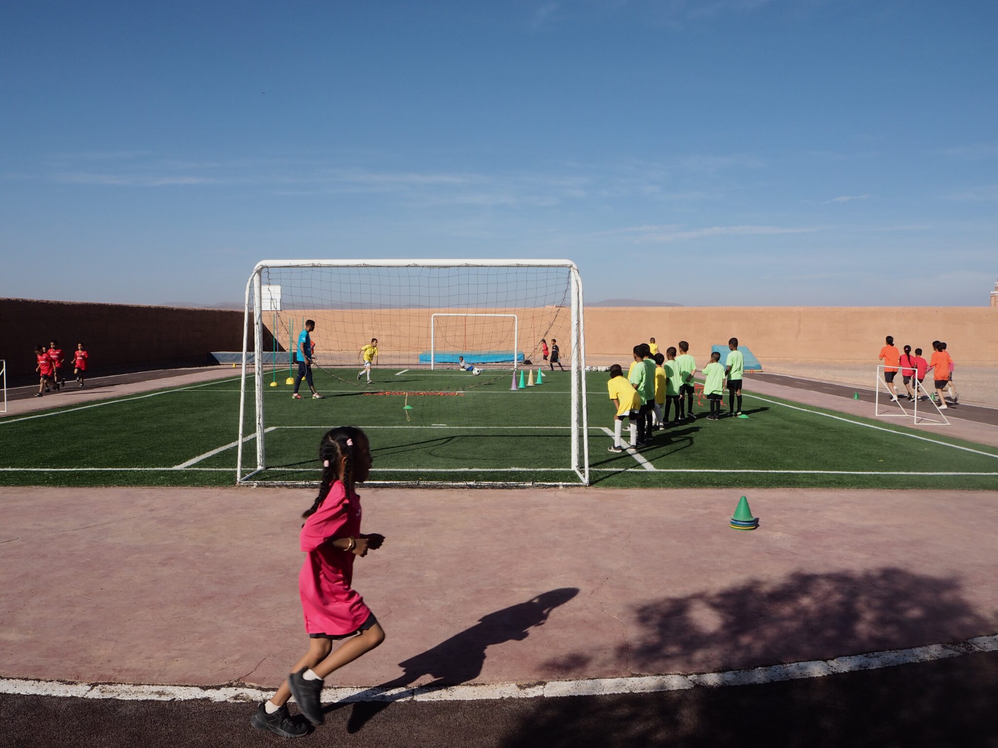 A Ouarzazate lassociation du Marathon des sables a reconstruit son centre sportif detruit par le seisme et accueille chaque jour 200 enfants scaled