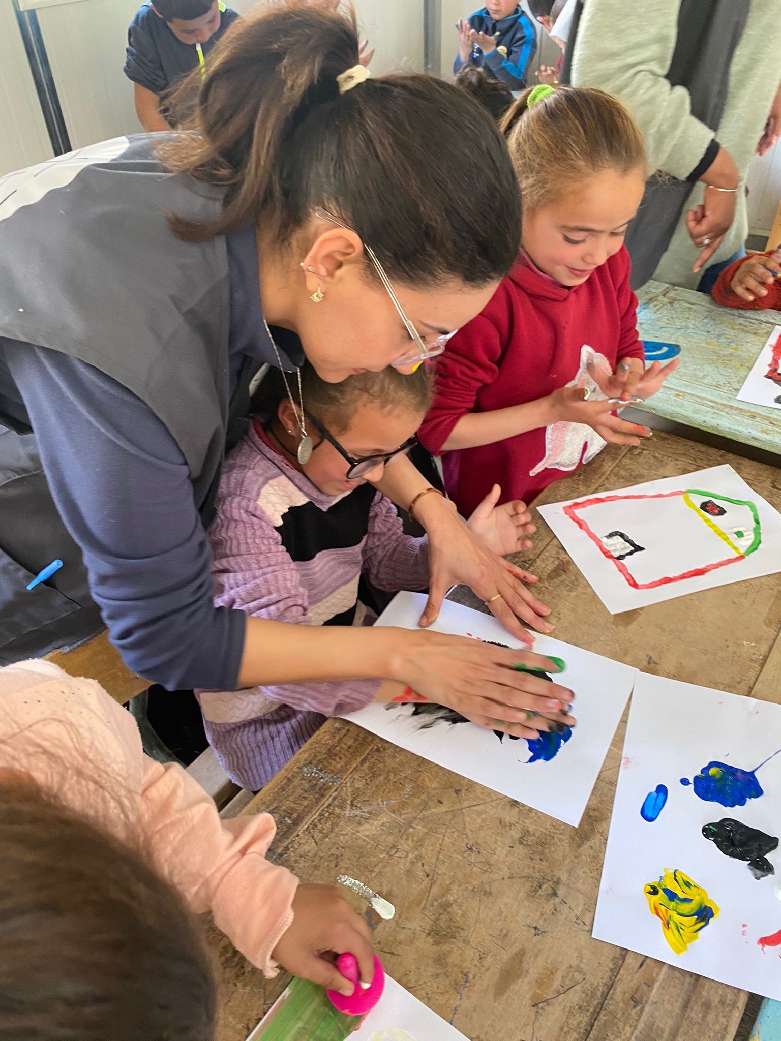 Dans les villages de la region dEl Haouz lassociation Terra Psy propose des ateliers therapeutiques aux enfants souffrant de troubles psycho traumatiques