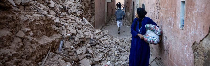 MOROCCO-EARTHQUAKE A woman looks at the rubble of a building in the earthquake-damaged old city in Marrakesh on September 9, 2023. A powerful earthquake that shook Morocco late September 8 killed more than 600 people, interior ministry figures showed, sending terrified residents fleeing their homes in the middle of the night. (Photo by FADEL SENNA / AFP)