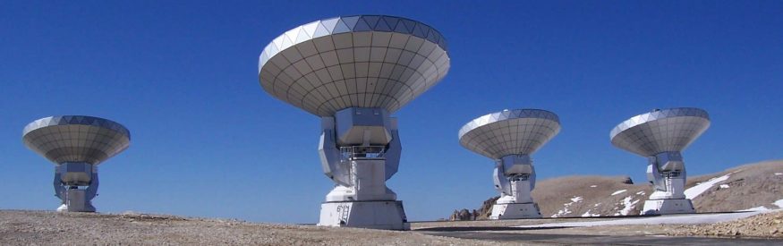 Vue générale des antennes de l'Institut de Radio-Astronomie Millimétrique (IRAM) sur le Plateau du Pic de Bure (2 552m) dans les Hautes-Alpes. L'interféromètre est composé de 6 antennes de 15 m de diamètre se déplaçant sur deux voies perpendiculaires de 400 m de long.   UMR6137 Laboratoire matériaux et microélectronique de Provence (L2MP)  20060001_0917